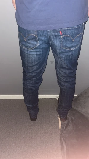 Slim jeans - Slim jeans - Levi’S - Storlek: W28/L32 - Mycket bra skick - Nypris: 1299kr - Vårt pris: 199kr - hör av dig vid funderingar💫 