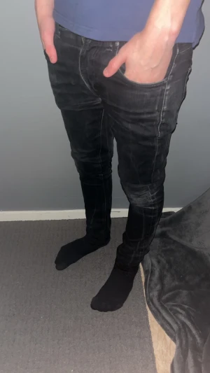 Nudie jeans  - Nudie jeans - Lean Dean - Storlek: W30/L32 - Mycket fint skick, litet hål vid bakfickan (se bild) - Nypris: 1699kr - Vårt pris: 299kr - hör av dig vid funderingar💫