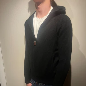 Ralph lauren hoddie - Hoddie i lamull ifrån ralph lauren. Tröjan är i storlek XS📏 färgen är Svart⚫️ Skicket är mycket bra 👍 modellen är 176 och väger 65kg📏Skriv för mer information ✅