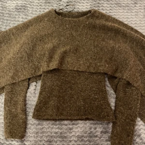 Poncho tröja - Brun poncho tröja från gina tricot! Använd 1 gång, helt slutsåld! 🤎 #poncho #ponchosweater #ponchojacket #ginatricot #minimalistic #chic #casualwear #scandinavianstyle #vintage #y2k #2000s #fall #autumn #blairwaldorf #fallvibes #falloutift #everydaywear 