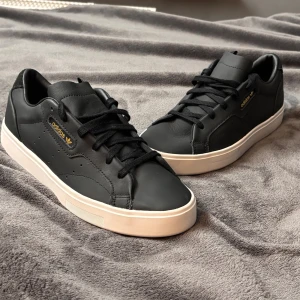 Adidas sleek skor - Hjälper syrran sälja dessa helt nya oanvända Adidas Sleek W CG6193 shoes för att vara exakt. Nypriset låg på strax över 1000kr så tyckte att ett pris på 600 var rimligt. De är helt oanvända endast prövade med inte någon typ av defekt. Skokartong medföljer ej då den slängdes. Och så är det bara att höra av sig vid minsta lilla fundering ☺️