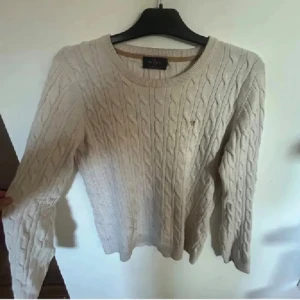  morris tröja  - Säljer nu min Morris tröja då den knappt blivit använd tröjan är i stort sett i nytt skick och priset är inte hugget i sten hör av er :)