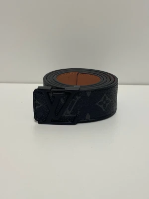 Lv Bälte - Säljer ett helt nytt bälte, aldrig använd. Storlek 110. Skriv gärna vid fler frågor. Postar inom 24h efter betalning. (Alla bilder är tagna av mig)