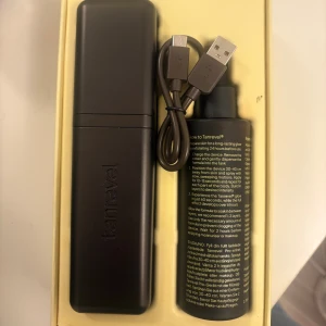 Tanrevel Spray Tan Kit Pro - Tanrevel Spray Tan Kit Pro innehåller en svart spraytan-enhet, laddningskabel och en flaska med brun-utan-sol-formula. Perfekt för att få en jämn och fin färg. Använd endast två gånger, säljer för att jag slutat busa.