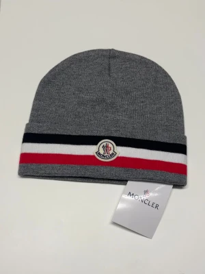 Moncler Mössa - Säljer en helt nya mössa, aldrig använd. Storlek Onesize. Skriv gärna vid fler frågor. Postar inom 24h efter betalning. (Alla bilder är tagna av mig)