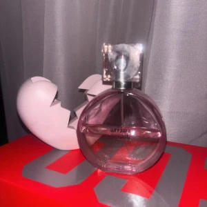Ariana Grande parfym 100 ml - Stor flaska Ariana Grande parfym, 100 ml Eau de Parfum, ca hälften kvar. Perfekt för dig som vill ha en ikonisk doft i din samling. 
