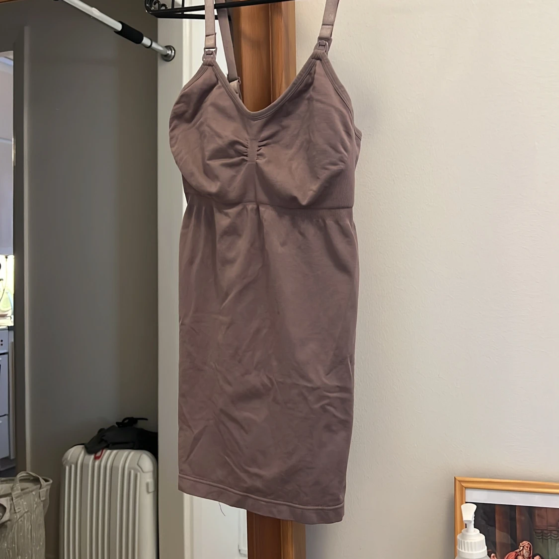 Mauve kort klänning med smala axelband - 1