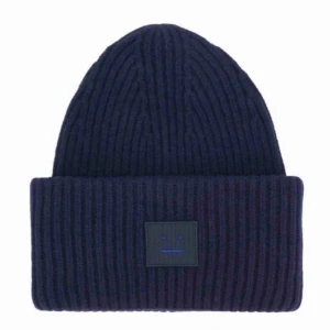 Marinblå acne mössa  - Acne mössa i jätte fint skick, kommer ej till användning 