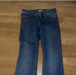 Low waist flare jeans - Låg midjade utsvängda jeans från gina tricot! Byxorna är i storlek 164 och passar xs-s. Använd väldigt lite med inga skador. Priset går att diskuteras!❤️