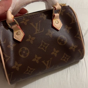 Väska - Tillkommer med dustbag och även band 