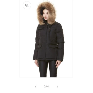 Svart pufferjacka med päls från Hollies - Säljer en svart pufferjacka från Hollies med fluffig päls runt huvan. Jackan har dragkedja, knappar och två stora fickor framtill. Snygg och varm modell som är perfekt för kalla dagar. Huvan är stor och pälsen är äkta. Jackan går också att använda utan päls. Den är köpt för ungefär 4000kr kunde dock inte hitta bilden online. Pris kan diskuteras. 