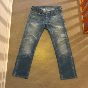 Blå raka jeans från Levi's 511 - Säljer ett par klassiska blå Lee jeans med raka ben. Jeansen har snygga slitningar och en normal passform. 