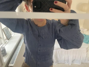 Blå blus med puffärm och knappar - Skit snygg! Knappt använd storlek s/xs! ❤️❤️❤️