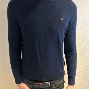 Marinblå merinoulltröja Morris S - Hej 👋Nypris:1600kr jag säljer en snygg marinblå stickad tröja från Morris i 100% merinoull. Köpt i butik och har kvittot📄 och påse🛍️till tröjan. Klassisk rund hals och långärmad modell med diskret Morris-logga broderad på bröstet. Perfekt för dig som gillar stilrena och bekväma plagg med premiumkänsla. Hör av er vid frågor och funderingar ✅💬