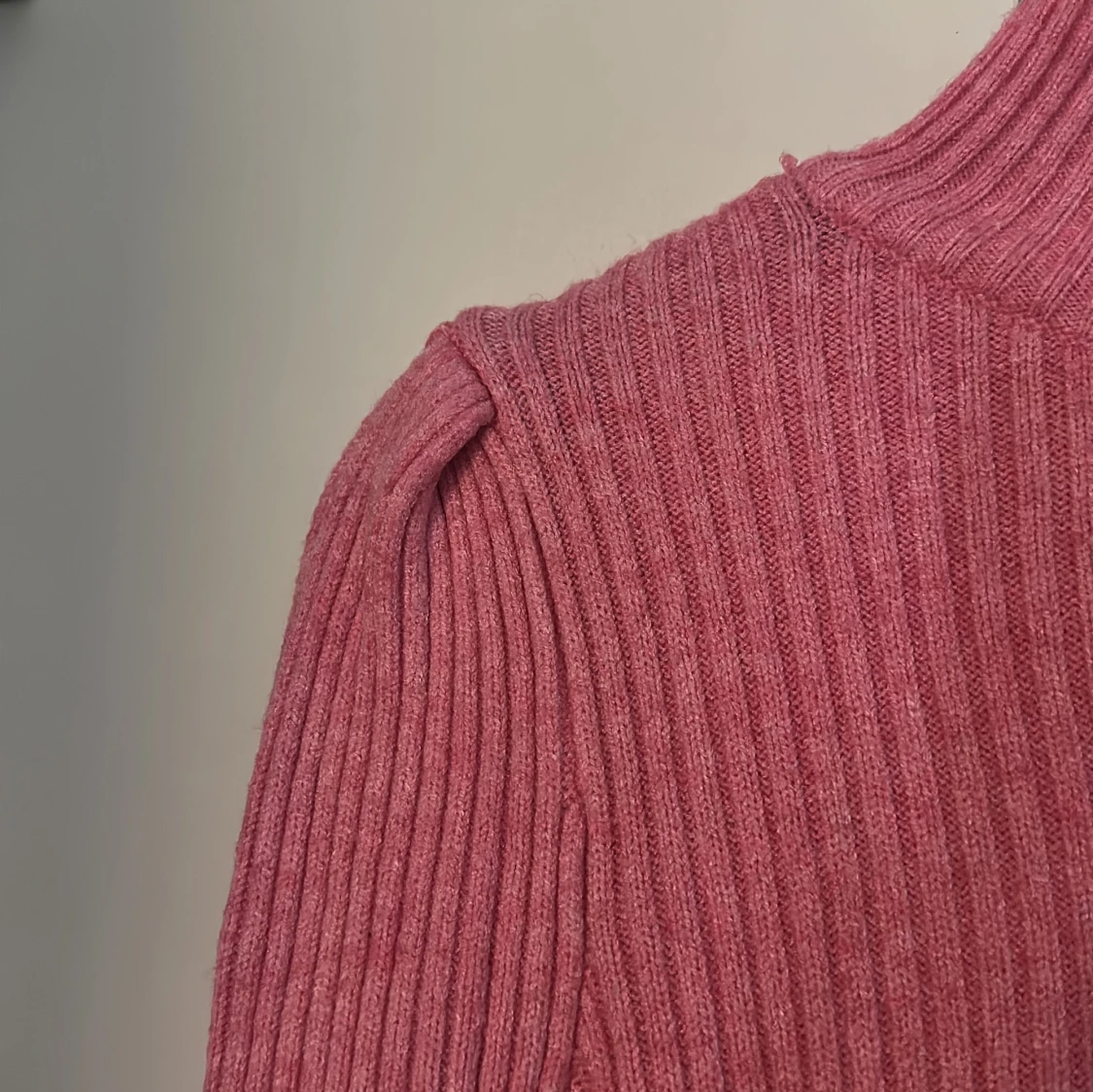 Rosa ribbad stickad tröja från ONLY - 2