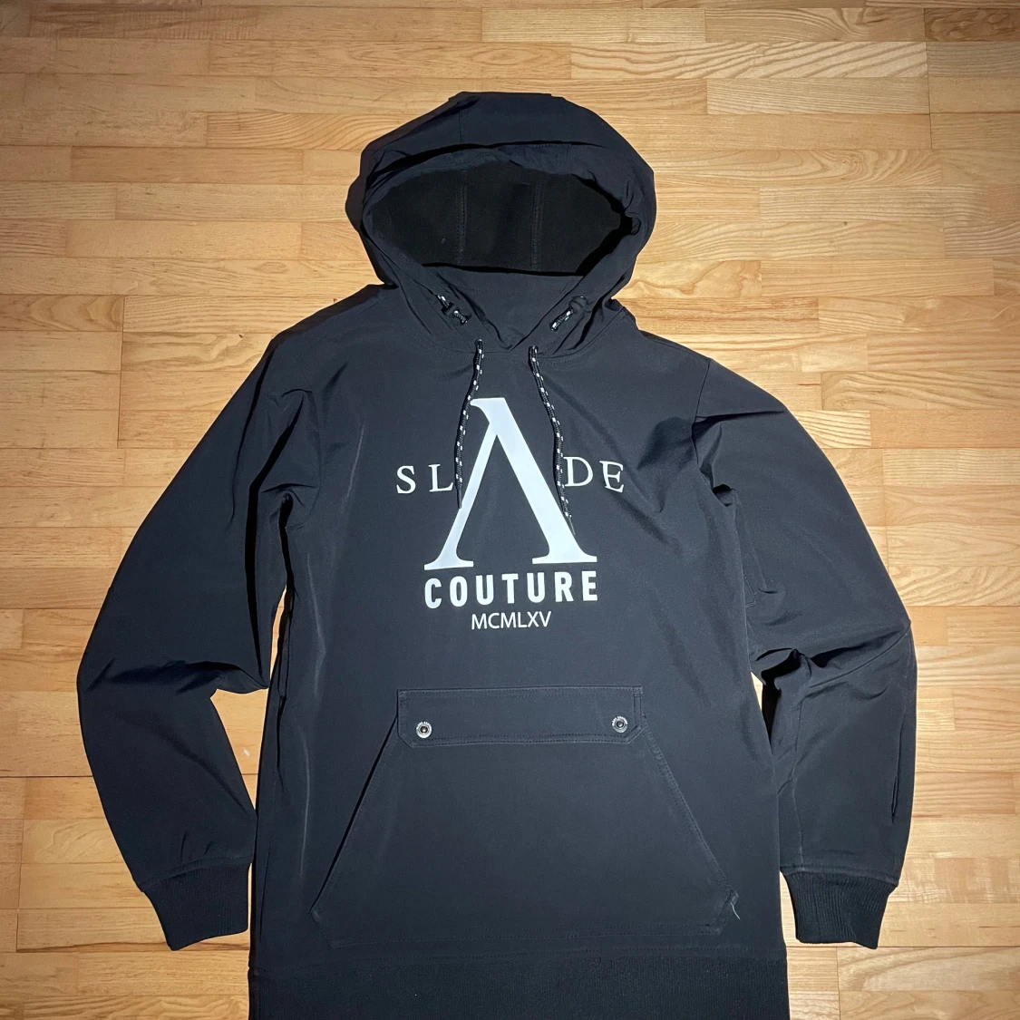 Svart hoodie från Slade Couture