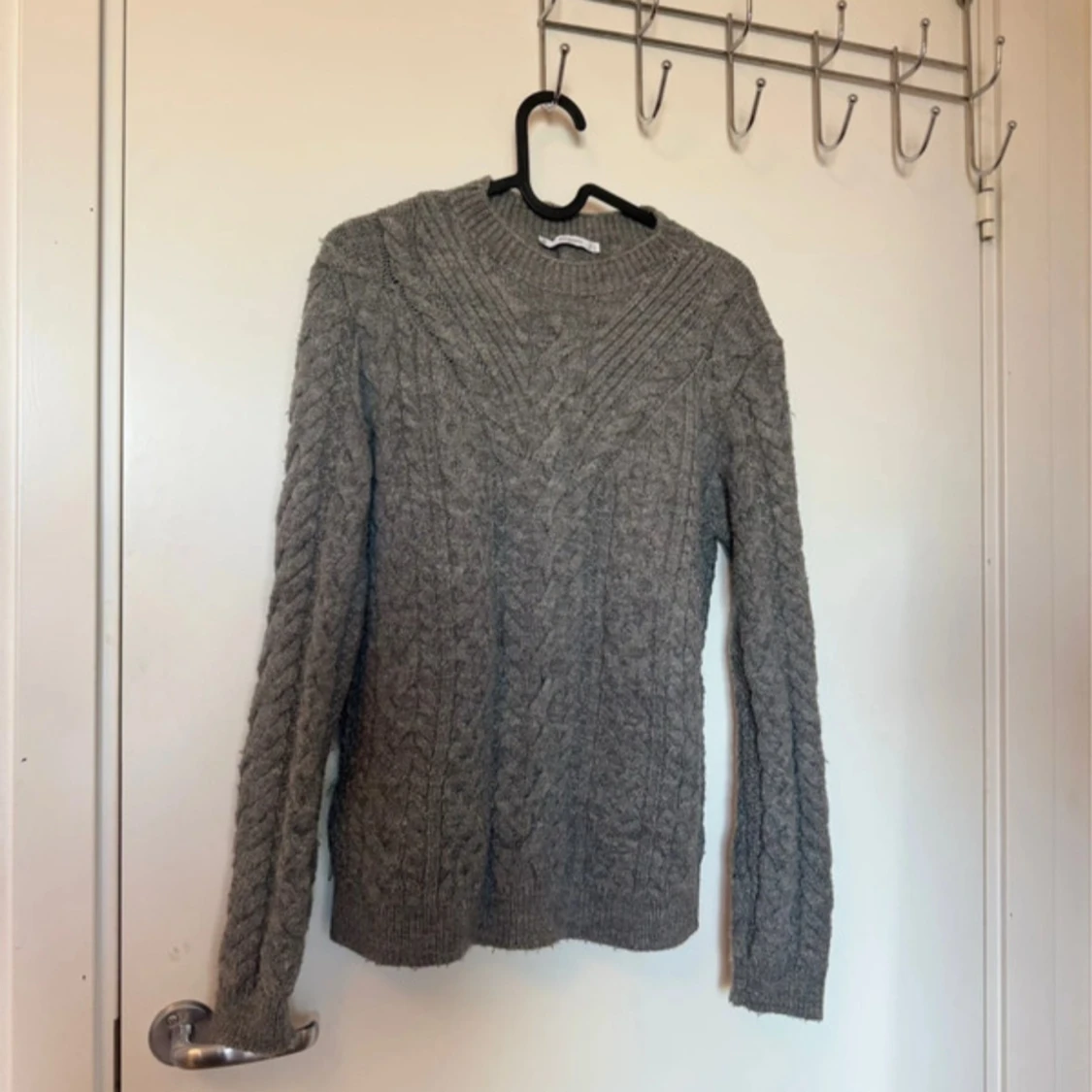 Grå stickad tröja från Mango