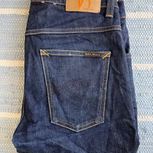 Grim Tim Nudie Jeans - Feta Nudies i den populära modellen Grim Tim                 Som nya då de bara använts en gång                            Storek: W33 L34                                                            Inga defekter alls, som nya                                           Nypris ca 1500 mit pris 499