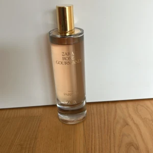 Zara Rose Gourmand Parfym - Modern parfym från Zara med elegant design och lyxig känsla. Perfekt för dig som vill sticka ut med en trendig doft. Eau de Parfum-variant som passar dig som gillar att testa nya favoriter.