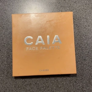 CAIA Face Palette Classy - Säljer min classy palette från CAIA.  Paletten innehåller fyra puderprodukter: contour, bronzer, blush och highlighter. Har använt bara en gång därmed är den nästan som ny!💗