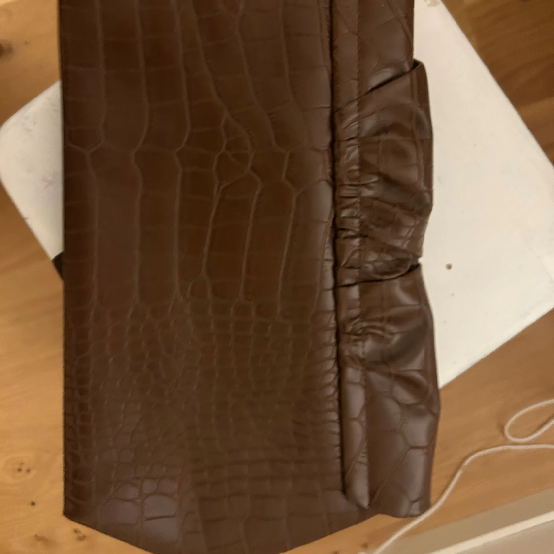 Brun kuvertväska i krokopräglat skinn - 1