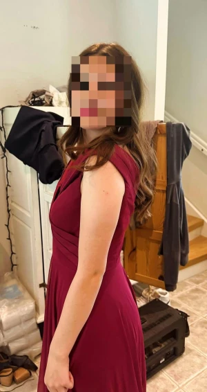 Vinröd långklänning - Säljer en vinröd långklänning med snygg omlott-design över bysten och breda axelband. Klänningen har en mjuk, flytande kjol och v-ringad hals. Perfekt för dig som vill ha en elegant och stilren look. Materialet känns lätt och bekvämt mot huden. Storlek 38/40🩷