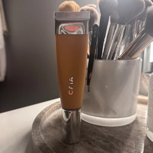 CAIA Bare Glow Skin Tint 05 - Super fin skin tint från Caia i nyansen 05. Jag har köpt mig en annan skin tint därför behöver inte jag denna längre. Den ger ett otroligt glow, sitter bra under dagen och går att bygga upp. Priset går att diskutera, hör gärna av dig vid frågor🤎