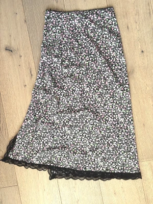 Blommig midikjol med spets - Jättegullig midikjol med svart spets