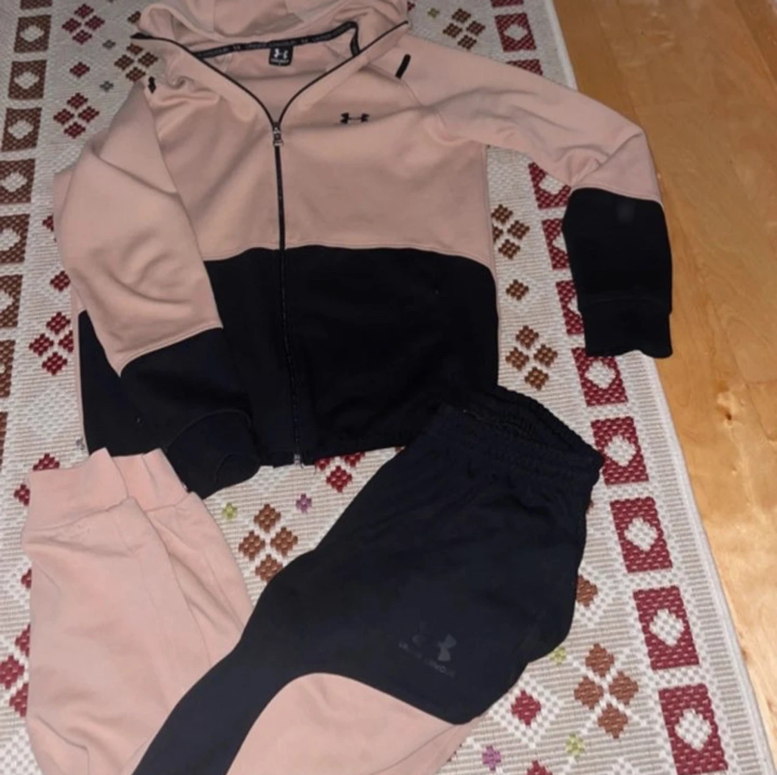 Beige och svart hoodie från Under Armour