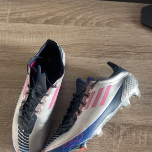 Adidas F50 Ghosted ”UCL” - Adidas F50 Ghosted FG ”UCL”                                    Mycket fint skick endast använda få gånger.               Storlek 42,5.                                                               Väldigt sällsynta att få tag på.