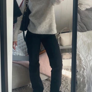 Låg midjade svarta jeans - As snygga Weekday Arrow Low Straight jeans i storlek W 26 L 32. De är i ett nyskick och sitter perfekt, de passar till allt!!😍💕