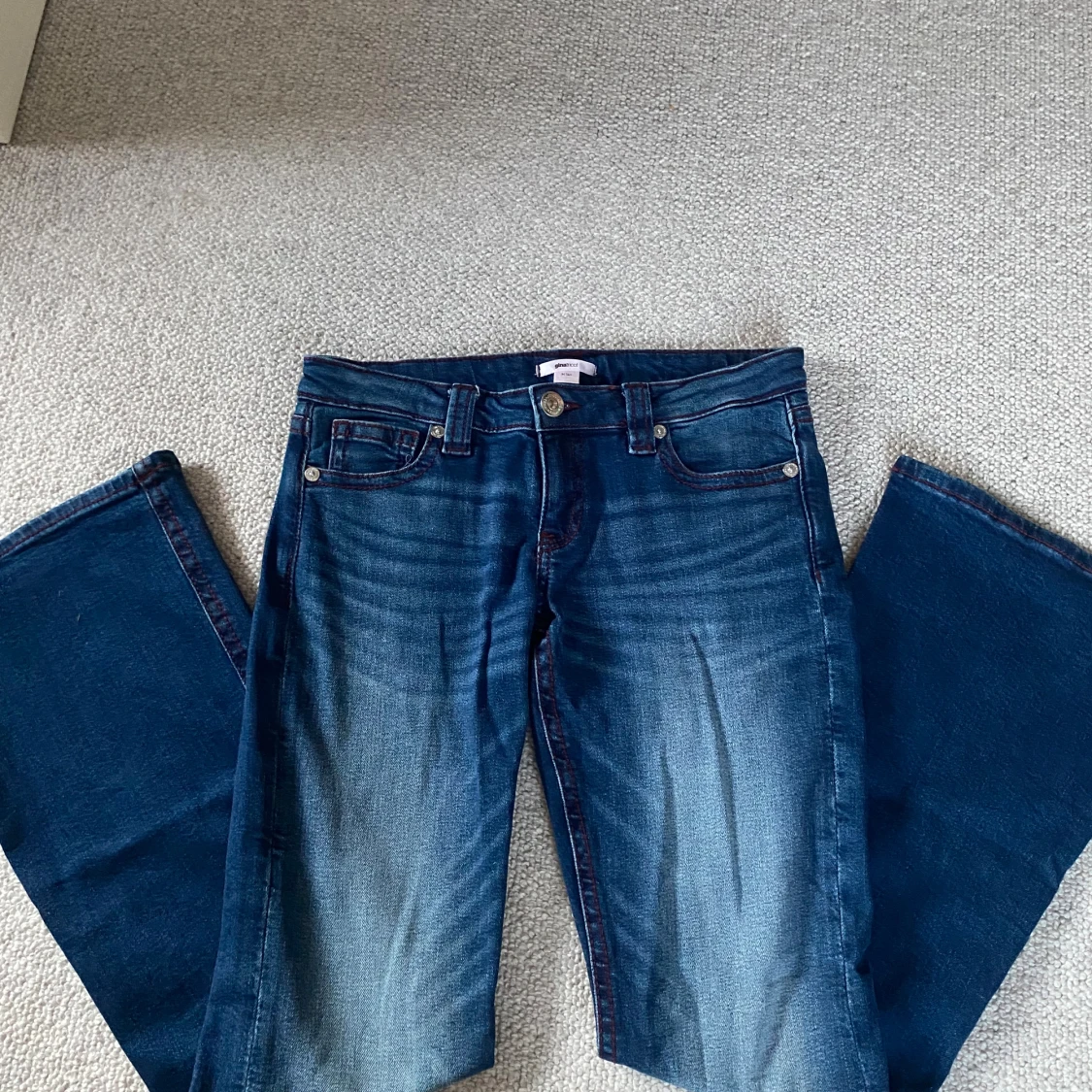 Mörkblå låg midja de jeans