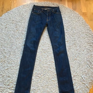 Mörkblå Jeans  | Nudie  - - Nudie Jeans                                                                                   - Skick 5/5                                                                                     - Storlek 30/36                                                                                - Instabox för snabb leverans 