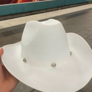 Vit cowboyhatt med metallknappar - säljer min cowboyhatt då jag inte behöver den längre❤️❤️har använt den en gång
