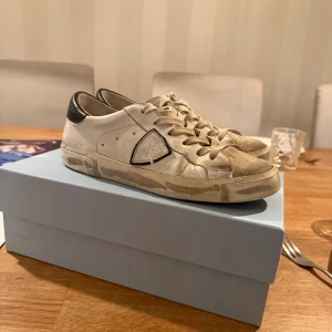 Philippe Model vita sneakers med svart detalj - Säljer ett par snygga Phillipe model i storlek 40. Hör av er om ni undrar något. Vid snabb affär kan jag gå ner i pris! Box ingår från Phillipe modell