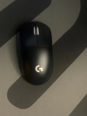 Logitech G Pro X Superlight - Logitech G Pro X Superlight trådlös gamingmus i svart. Mycket lätt design, perfekt för e-sport och snabba rörelser. Musen är i gott skick med minimalt synligt slitage. Passar både höger- och vänsterhänta. Responsiva knappar och högpresterande sensor.