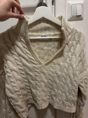 Stickad tröja - Vit stickad tröja från NAKD. 