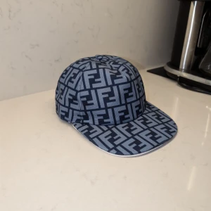 Fendi keps - Helt ny Fendi monogram keps, väldig unik och sällsynt keps, storlek S-L, dustbag medföljer 