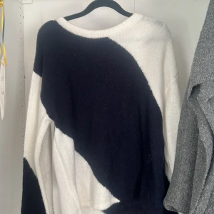 Svartvit stickad tröja Gina Tricot - Säljer en stickad tröja från Gina Tricot i storlek 170. Tröjan har ett coolt svartvitt mönster med breda diagonala fält och rund hals. Materialet är mjukt och mysigt, perfekt för kyliga dagar. Långärmad och passar dig som gillar en avslappnad stil. Passar S 