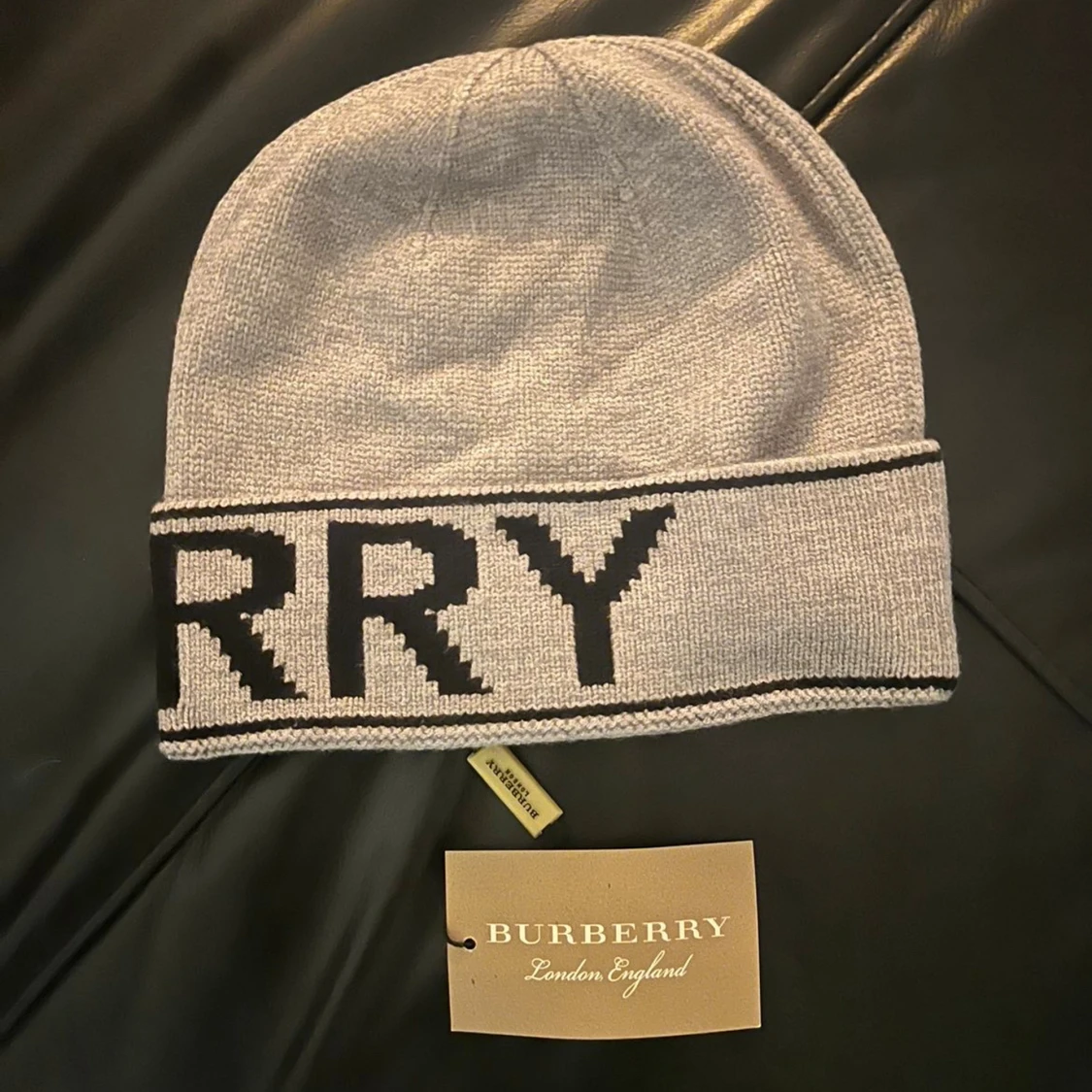 Grå Burberry mössa med logotyp