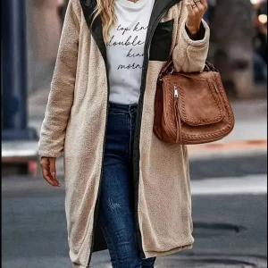 Beige teddyjacka med svart quiltad insida - Säljer en lång och oversized teddyjacka i beige med svart quiltad insida. Jackan har huva, dragkedja och stora fickor. Går att använda den på båda sidorna, vänd den ut o in, blir två olika fina jackor🥰