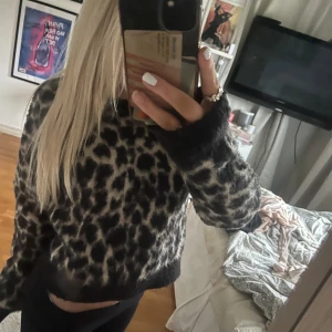  stickad tröja - Jättesnygg stickad tröja ifrån Nakd, knappt andvänd i storlek s💓