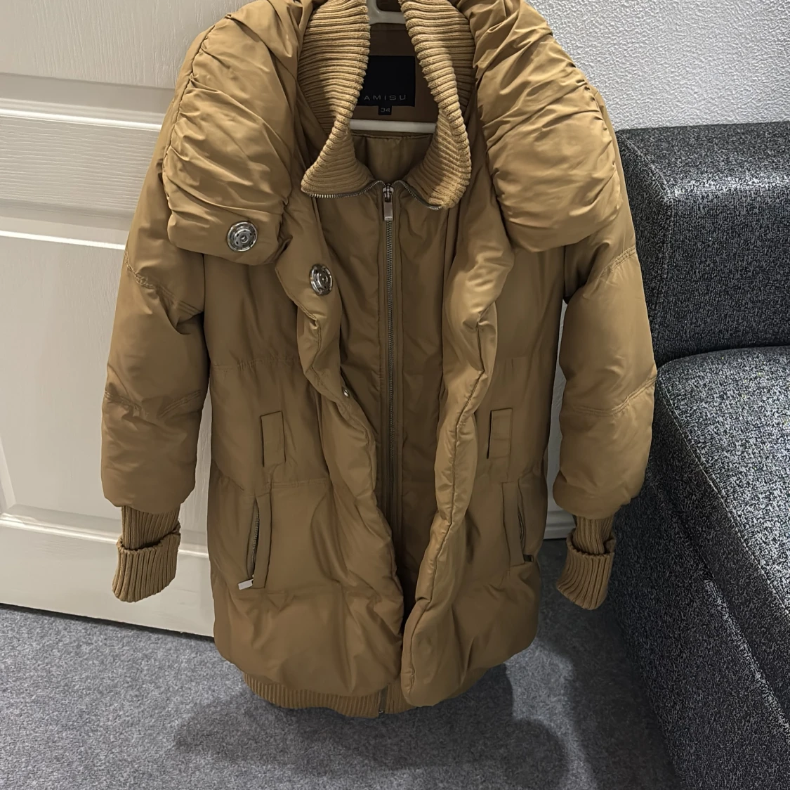 Beige pufferjacka från Amisu med bälte - 1