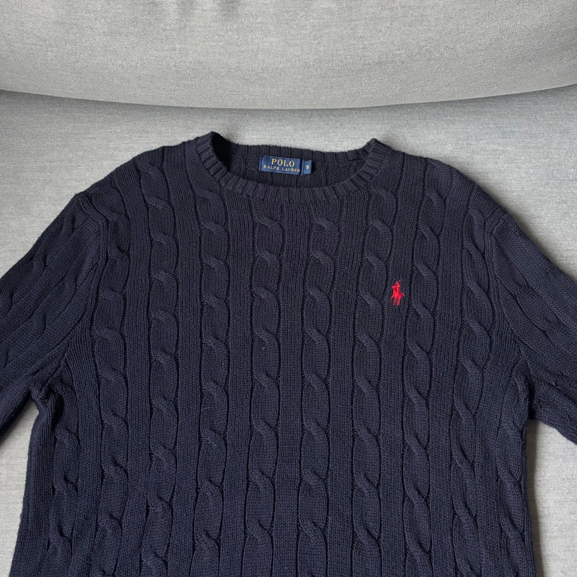 Mörkblå kabelstickad Ralph Lauren tröja