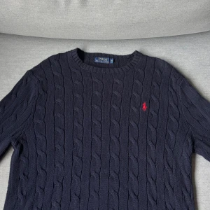 Mörkblå kabelstickad Ralph Lauren tröja - Snygg mörkblå kabelstickad tröja från Ralph Lauren i storlek S | Utmärkt skick | Ställ frågor om du undrar något 🙌🏼