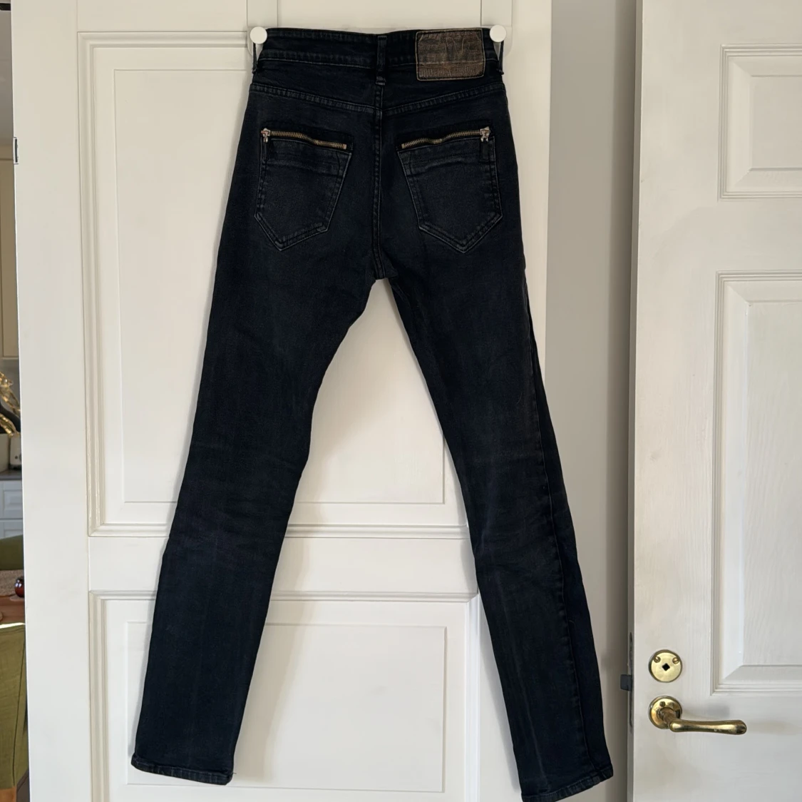 Svarta jeansbyxor från DRDenim modell mauser 101 - 3