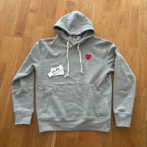  Comme des Garçons hoodie - Grå hoodie från Comme des Garçons Play. Cdg hoodie, endast använd ett fåtal gånger. Tags finns sparade, Strl S