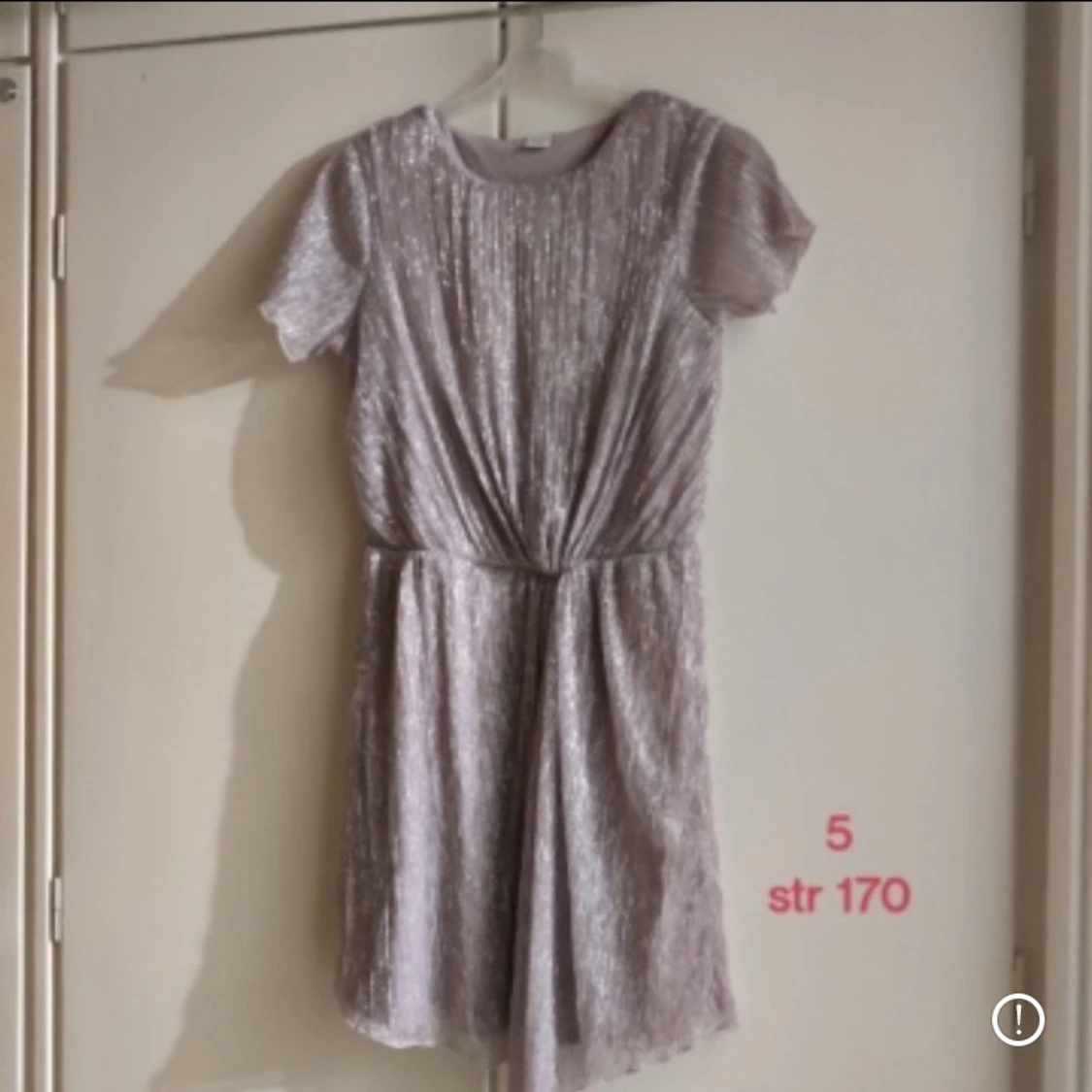 Glittrig ljuslila kortklänning