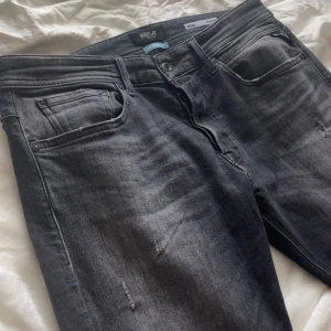 Replay jeans - Feta replay jeans med sköna slitningar i superskick. Passar dig som är 175-185, skicka prisförslag👌🏻