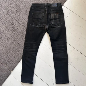 Svarta Nudie Lean Dean Jeans - Riktigt snygga Nudie jeans med galanta fades. | W29 L32 | Nypris 1699kr | Bra skick, de är lagade i grenen och det finns några små fläckar, men absolut inget man tänker på. | Skriv vid minsta fundering, priset är ej hugget i sten!